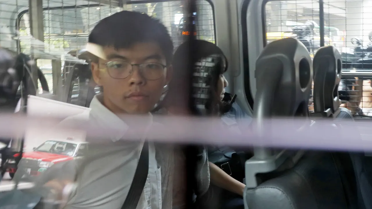 Ekspresi Aktivis Joshua Wong Saat Ditangkap Polisi Hong Kong
