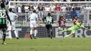 Kiper Lazio, Thomas Strakosha gagal mengantisipasi tembakan pemain Sassuolo, Domenico Berardi pada lanjutan Serie A di Olympic Stadium, Roma, (1/10/2017). Lazio menang 6-1. (Giuseppe Lami/ANSA via AP)