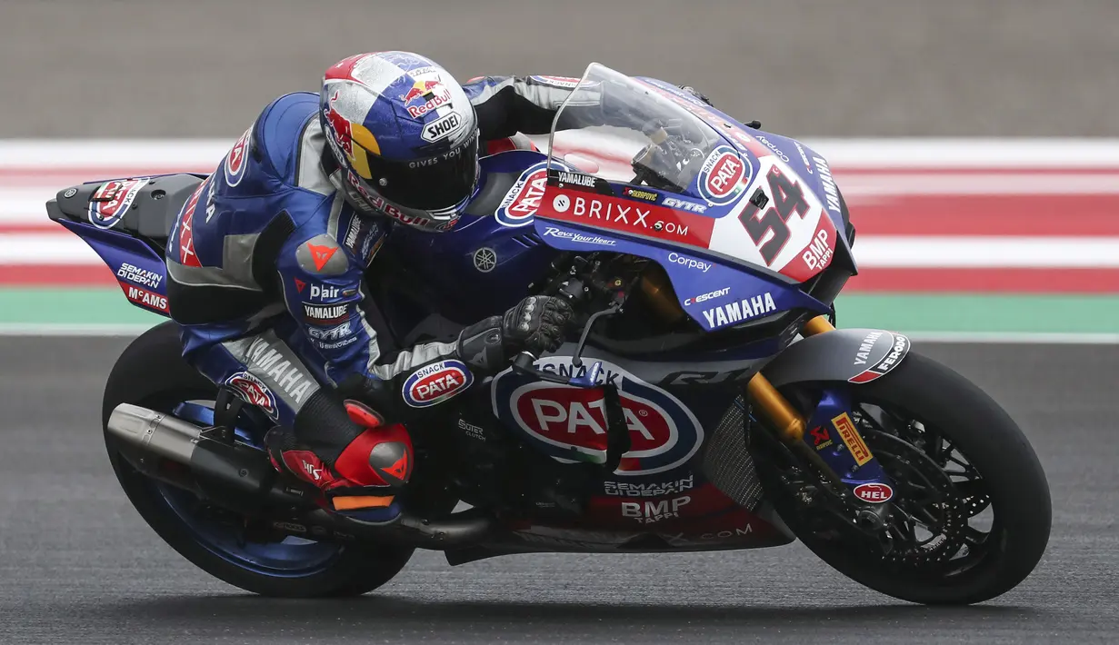Memulai balapan dari pole position, Toprak harus terlempar ke urutan ketiga di lap pertama. Dua lap berselang, pembalap asal Turki tersebut mampu melaju ke urutan terdepan usai menyalip Scott Redding dan Jonathan Rea. (AP/Achmad Ibrahim)