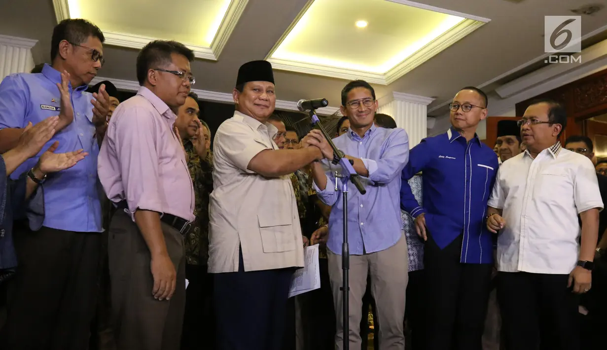 Capres nomor urut 02 Prabowo Subianto (tiga kiri) bersalaman dengan cawapres Sandiaga Uno didampingi koalisi Adil Makmur usai memberi ketarangan terkait hasil putusan Mahkamah Konstitusi (MK) di Jakarta, Kamis (27/6/2019). (Liputan6.com/Angga Yuniar)