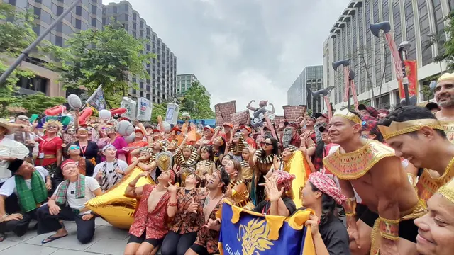 Kostum unik dari 18 tim yang ikut gelaran Sun Life Hong Kong International Dragon Boat Races edisi ke-50.
