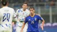 Pio Esposito (Italia) dikepung pemain Norwegia dalam laga Grup I Kualifikasi Piala Dunia 2026 di San Siro, 17 November 2025. (AP Photo/Luca Bruno)