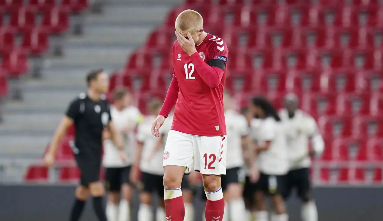 Pemain Denmark, Kasper Dolberg, tampak kecewa usai ditaklukkan Belgia pada laga UEFA Nations League di Stadion Parken, Minggu (6/9/2020). Belgia menang 2-0 atas Denmark. (Liselotte Sabroe/Ritzau Scanpix via AP)