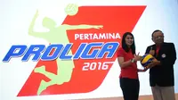 Wakil Ketua PP PBVSI. Djoko Sardono (kanan) menyerahkan bola kepada Wianda Pusponegoro  (Vice President for Corporate Communication PT. Pertamina) saat peluncuran Pertamina Proliga 2016 di   Jakarta, Rabu (10/2/2016). (Liputan6.com/Helmi Fithriansyah)