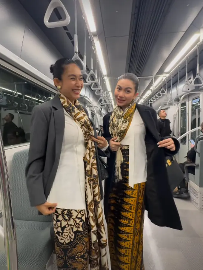 Pesona Ayu Happy Salma dan Ariel Tatum Naik Kereta Jepang, Tampil Eksotis Khas Perempuan Indonesia dengan Kebaya