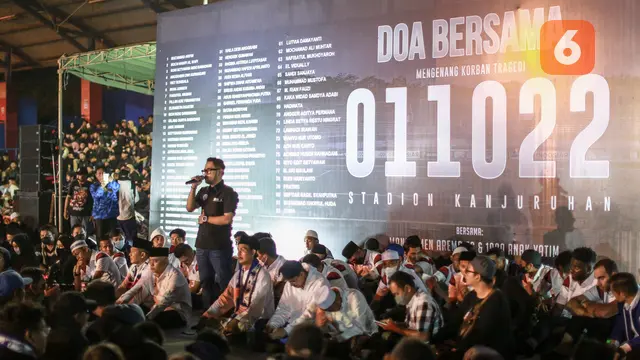 Foto: Gelar Doa Bersama, Ribuan Masyarakat Penuhi Stadion Kanjuruhan