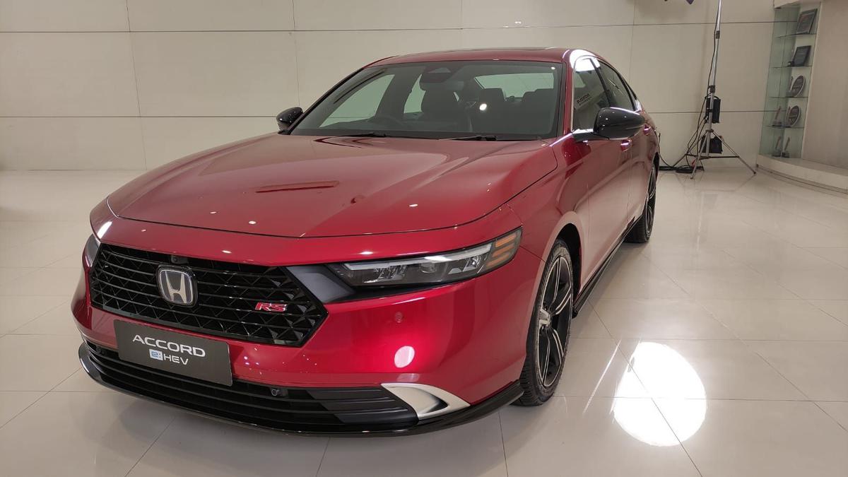 Sama-Sama Hybrid, Ini Perbandingan antara Toyota Camry HEV dengan Honda Accord RS e:HEV