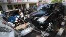 Petugas Dishub menderek kendaraan yang parkir liar di kawasan Pasar Baru, Jakarta, Kamis (7/1). Pemprov DKI berencana menaikan denda Rp 3 juta per hari terhadap kendaraan yang terjaring parkir liar. (Liputan6.com/Immanuel Antonius)