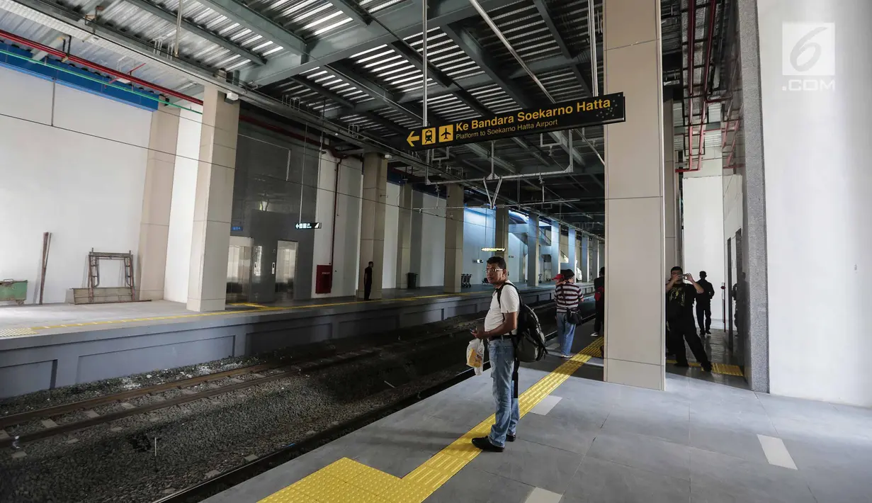Penumpang menunggu kedatangan kereta Bandara Soekarno-Hatta di stasiun Sudirman Baru, Jakarta, Selasa (26/12). Jadwal keberangkatan kereta bandara dimulai pukul 03.40 rute Sudirman Baru dan 06.10-23.10 rute Soekarno-Hatta. (Liputan6.com/Faizal Fanani)
