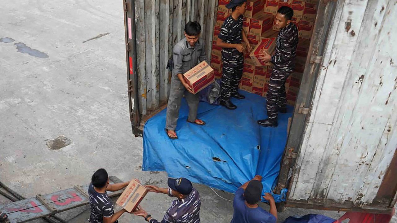 Pelepasan bantuan kemanusiaan dengan menggunakan kapal perang TNI AL di Dermaga Kolinlamil, Jakarta Utara, Minggu (30/22/2025).