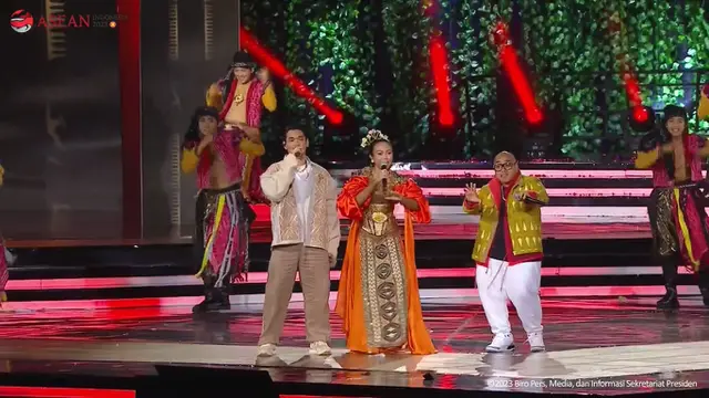 Lagu Rasa Sayange Dibawakan dengan Sangat Apik oleh Afgan, Yura Yunita, dan Saykoji dari Atas Panggung Gala Dinner KTT ASEAN di Depan Para Kepala Negara Termasuk PM Malaysia (YouTube/Sekretariat Presiden)