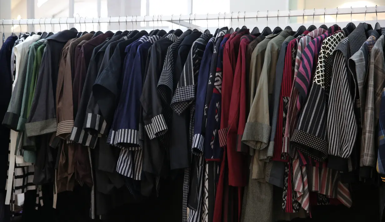 Berbagai atasan dengan palet warna earthy dan aksen garis yang khas, memadukan kesan kasual dan modern untuk tampilan sehari-hari yang effortless. (foto: Fimela.dok)