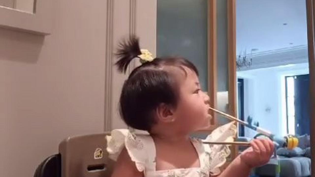 Momen Lily Anak Nagita Slavina Dan Raffi Ahmad Mau Sarapan, Nyeloteh Sambil Mainin Sumpit