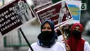 Aktivis yang tergabung dalam Serikat Buruh Migran Indonesia (SBMI) melakukan aksi damai di Kawasan Monas, Jakarta Pusat, Minggu (13/3/2022). Aksi yang diikuti oleh para pekerja perempuan dan mahasiswa ini dilakukan untuk memperingati hari Perempuan Sedunia. (Liputan6.com/Johan Tallo)