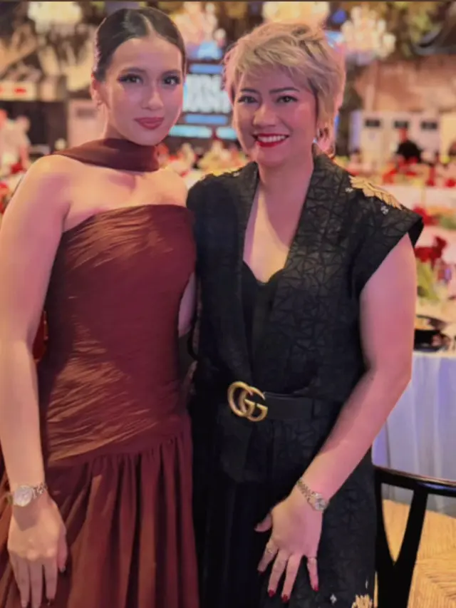 Dea Annisa saat Jadi Bridesmaid Ranty Maria pakai dress coklat dan selendang. [@deaaannisa]