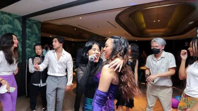 7 Potret Tampilan Serba Ungu Naura Ayu Rayakan Sweet Seventeen, Vibesnya Disebut Mirip Olivia Rodrigo