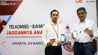 (ki-ka) General Manager Device Bundling and Customization Strategy Telkomsel, Basuki Ebtayani, dan Head of Product Management IM Business Samsung Indonesia Denny Galant, saat memperkenalkan produk bundling Samsung Galaxy J1 Mini dengan paket TAU 4G.