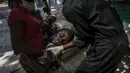 Seorang pemuda yang menderita gejala kolera ditolong setibanya di sebuah klinik yang dikelola oleh Doctors Without Borders di Port-au-Prince, Haiti, Kamis, 27 Oktober 2022. Untuk pertama kalinya dalam tiga tahun, orang-orang di Haiti telah sekarat karena kolera, meningkatkan kekhawatiran tentang skenario yang berpotensi menyebar cepat dan menghidupkan kembali ingatan tentang epidemi yang menewaskan hampir 10.000 orang satu dekade lalu. (AP/Ramon Espinosa)