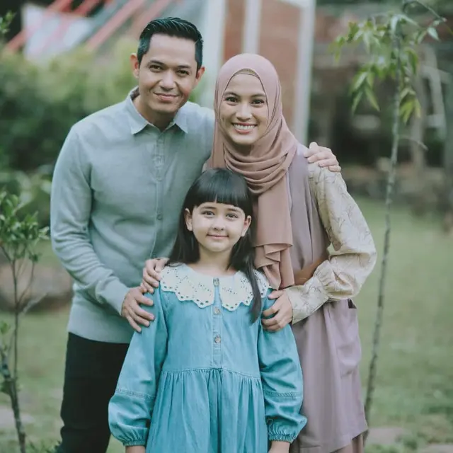 6 Potret Dude Harlino dan Alyssa Bareng Ciara Brosnan, Bak Orang Tua Kandung