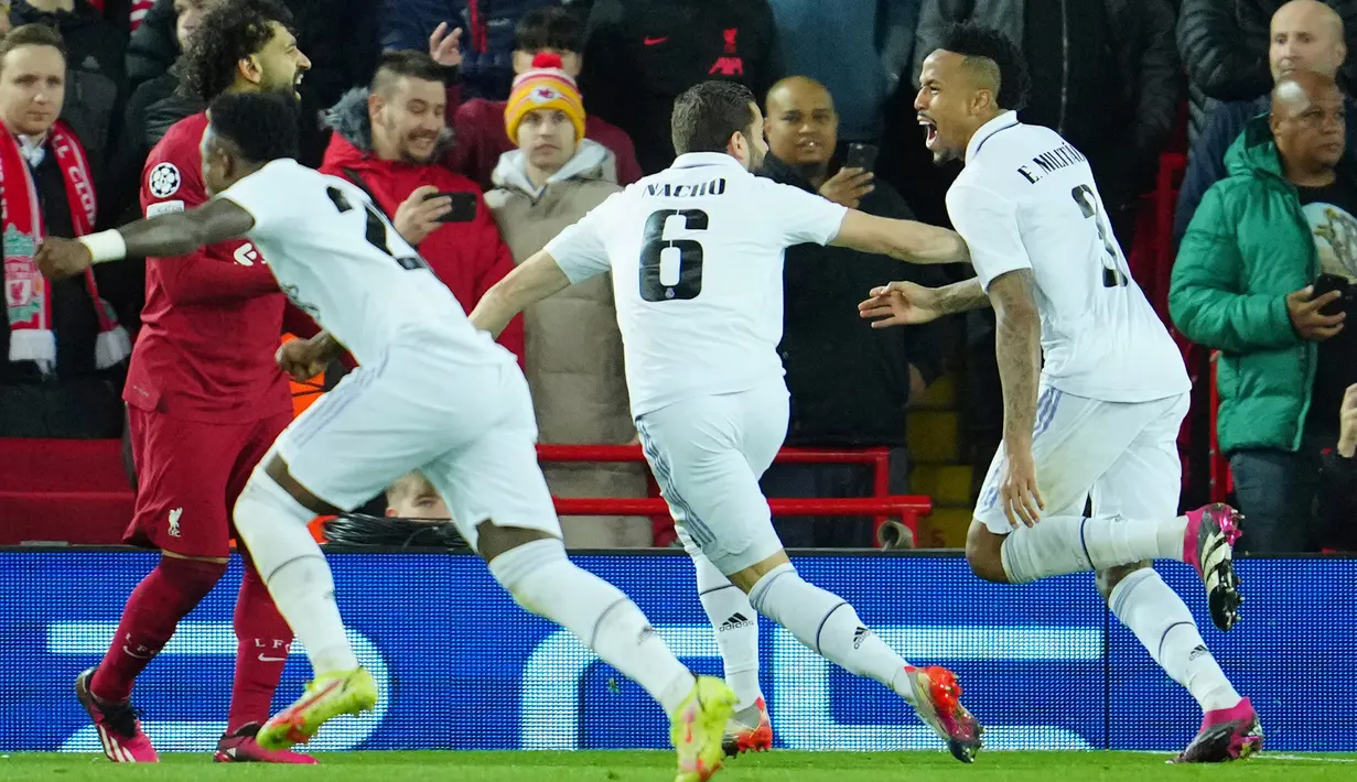 Pemain Real Madrid Eder Militao (kanan) melakukan selebrasi usai mencetak gol ke gawang Liverpool pada pertandingan sepak bola leg pertama babak 16 besar Liga Champions di Stadion Anfield, Liverpool, Inggris, 21 Februari 2023. Real Madrid mengalahkan Liverpool dengan skor 5-2. (AP Photo/Jon Super)