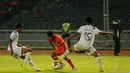 Gelandang Persija, Ramdani Lestaluhu (tengah) mencoba menerobos hadangan dua pemain Persik Kediri saat berlaga di stadion GBK Jakarta, (30/5/2014). (Liputan6.com/Helmi Fithriansyah)