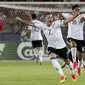 Pemain Jerman U21, Max Meyer merayakan kemenangan timnya usai mengalahkan Spanyol pada final Piala Eropa U-21 di Krakow, Polandia,(30/6/2017). Jerman U-21 menang atas Spanyol U-21 dengan skor 1-0. (AP/Czarek Sokolowski)