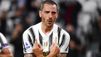 Bek Juventus, Leonardo Bonucci, melakukan selebrasi usai mencetak gol ke gawang Sampdoria pada laga Serie A di Stadion Allianz, Minggu (20/9/2020). Juventus menang dengan skor 3-0. (Marco Alpozzi/LaPresse via AP)