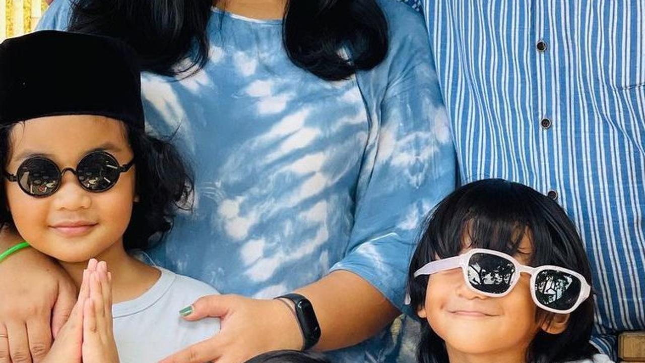 Isa dan Ayu dikarunia tiga orang anak. Keluarga ini pun tampak harmonis.