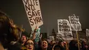 Pengunjuk rasa anti-perang mengelar aksi usai pemungutan pemerintah Inggris pada aksi militer terhadap Negara Islam (IS) Suriah di London (2/11). Parlemen Inggris menyetujui serangan udara terhadap kelompok ISIS di Suriah. (AFP PHOTO/CHRIS Ratcliffe)