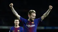 Pemain FC Barcelona, Ivan Rakitic merayakan golnya ke gawang Celta Vigo pada laga Copa del Rey di Camp Nou stadium, Barcelona, (11/1/2018). Barcelona menang 5-0 atas Celta Vigo. (AP/Manu Fernandez)