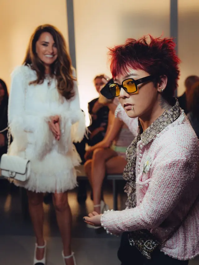 King is Back! Gaya Nyentrik G-Dragon dengan Pink Blazer dan Rambut Messy di CHANEL Cruise 2024/25 Show