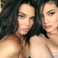 Hubungan Kendall Jenner dan Kylie Jenner tak selalu akrab, terlebih ketika masa-masa remaja. (instagram/kyliejenner)