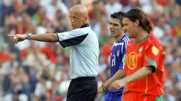 Pelatih Pierluigi Collina berbincang dengan pemain Yunani, Konstantinos Katsouranis (tengah) dan pemain Portugal, Maniche (kanan) pada laga Grup A Euro 2004 di Stadion Dragao, Porto, 12 Juni 2004. (AFP/Dimitar Dilkoff)