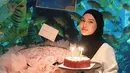 Dara Arafah mendapatkan kejutan dari sahabatnya di Sea World. Berfoto sembari memegang kue ulang tahun dan buket dengan latar belakangan pemandangan ikan, kebahagiaan terpancar jelas di wajah Dara Arafah. Dara Arafah tampil simpel tapi anggun dengan mengenakan blouse warna putih kemudian dipadukan dengan bawahan dan jilbab warna hitam. (Liputan6.com/IG/@daraarafah)