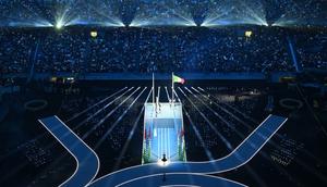 Penyanyi Italia, Laura Pausini, menyanyikan lagu kebangsaan Italia selama upacara pembukaan Olimpiade Musim Dingin Milano Cortina 2026 di stadion San Siro di Milan, Italia utara, pada 6 Februari 2026. (Antonin THUILLIER/AFP)