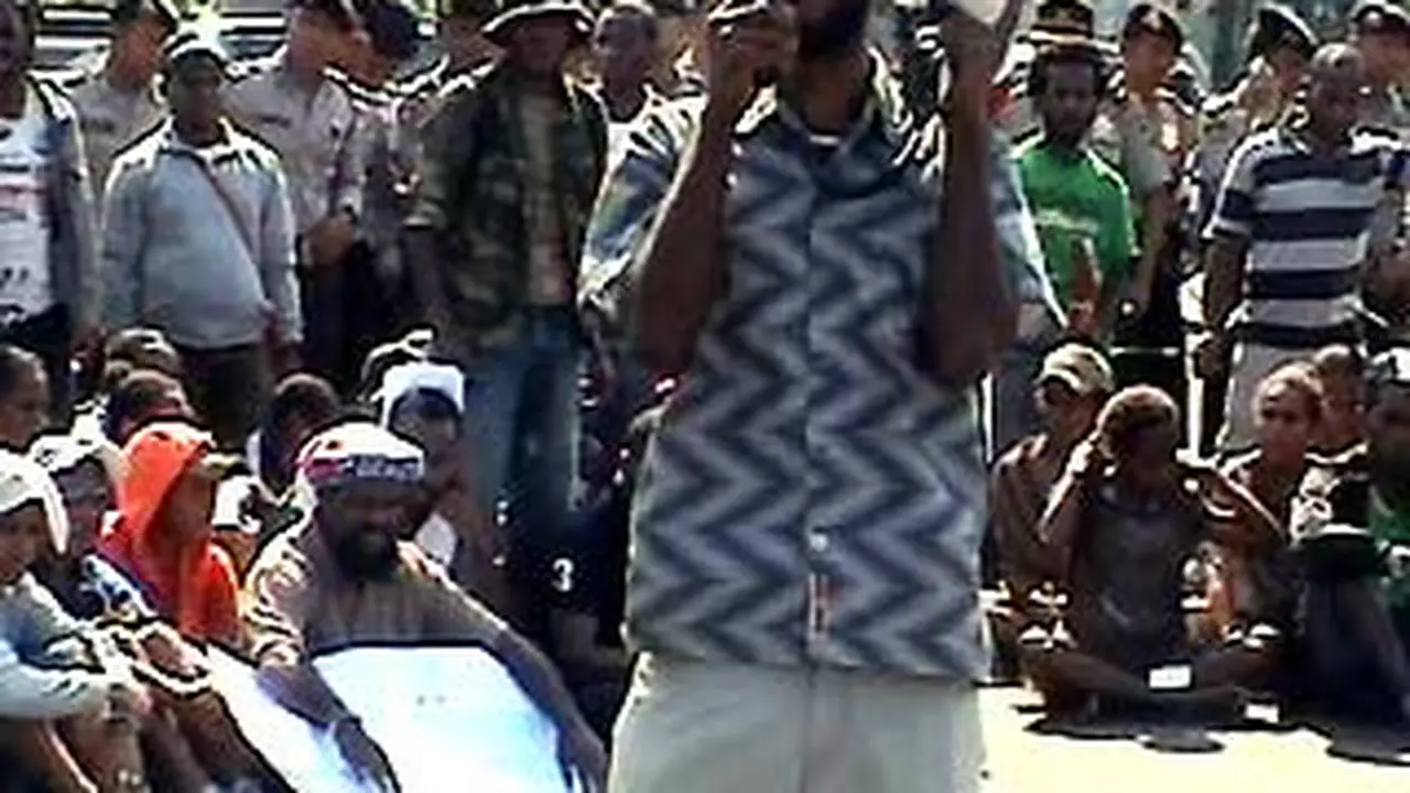 110802ddemopapua.jpg