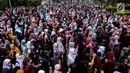 Peserta aksi yang terdiri dari ratusan wanita menggelar unjuk rasa di Pintu Barat Monas, Jakarta, Selasa (18/7). Menurut seorang peserta aksi, Perppu Nomor 2/2017 tentang Organisasi Masyarakat telah memberangus hak demokrasi. (Liputan6.com/Faizal Fanani)