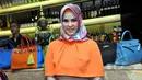 Angel Lelga tampil cerah dibalut busana berwarna peach dipadu dengan atasan oranye dan hijab warna-warni saat ditemui di Tree Bistrobar, Plaza Senayan, Jakarta, Jumat (10/4/2015). (Liputan6.com/Panji Diksana)