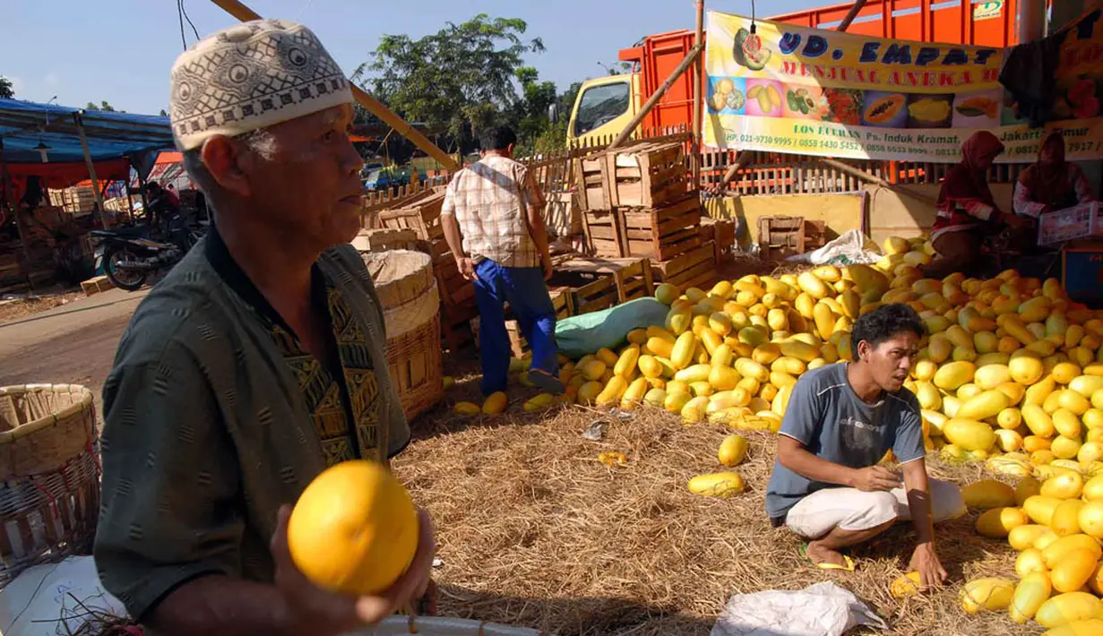 Timun suri merupakan buah musiman yang banyak dijumpai hanya di saat bulan puasa saja, Jakarta, Selasa (1/7/14). (Liputan6.com/Miftahul Hayat)