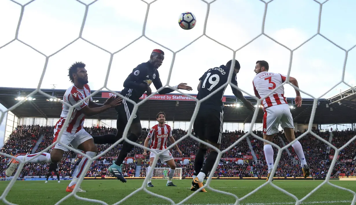 Proses terjadinya gol oleh Striker Manchester United, Marcus Rashford, ke gawang Stoke City pada laga Premier League di Stadion bet365, Sabtu (9/9/2017). Manchester United bermain imbang 2-2 dengan Stoke City.(AP/Nick Potts)