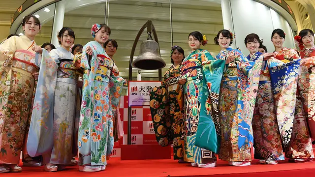 Sederet Gadis Cantik Berkimono Ramaikan Pembukaan Bursa Efek Tokyo
