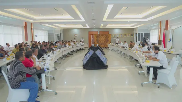 Menteri Kelautan dan Perikanan Sakti Wahyu Trenggono menerima audiensi sejumlah nelayan di Kementerian Kelautan dan Perikanan (KKP) pada Senin (16/1/2023). (Dok KKP)