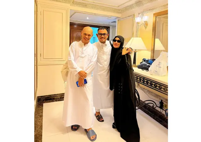 7 Potret Wanda Hara tampil dengan kepala plontos saat umrah, tuai pujian