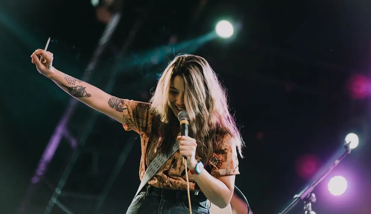 Nah, terlepas dari itu. Danilla Riyadi merupakan seorang anak dari penyanyi jazz, Ika Ratif Puspita. Sang nenek juga seorang musisi, yakni penyanyi keroncong di tahun 60-an.  (Instagram/danillariyadi)