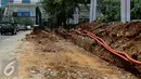 Sebuah alat berat saat melakukan pembangunan jalan di Jakarta, Senin (23/11). Dinas Bina Marga akan melakukan tes kualitas pembangun jalan pihak pengembang yang dikerjakan oleh kontraktor. (Liputan6.com/Yoppy Renato)