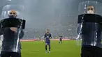 Pada laga PSG bertandang ke markas Marseille, Neymar mendapat penjagaan ketat petugas keamanan lengkap dengan tameng saat akan mengambil sepak pojok. (AP Photo/Daniel Cole)
