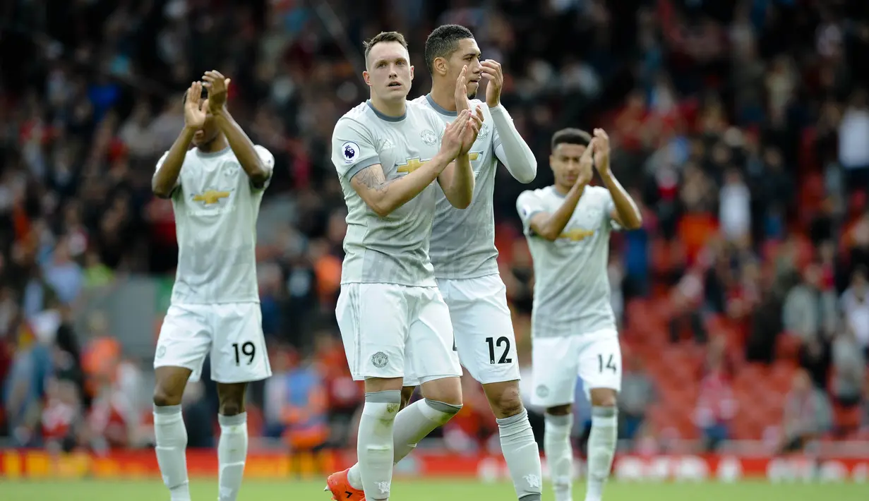 Pemain Manchester United memberikan aplaus kepada suporter usai pertandingan melawan Liverpool pada laga Premier League di Stadion Anfield, Sabtu (14/10/2017). Liverpool bermain imbang 0-0 dengan Manchester United. (AP/Rui Vieira)