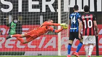 Samir Handanovic tampil gemilang saat mengawal gawang Inter Milan pada laga pekan ke-23 Serie A kontra AC Milan di San Siro, Minggu (21/2/2021) malam WIB. Berkat peran Handanovic, Inter menang 3-0 atas Milan. (AFP/Miguel Medina)