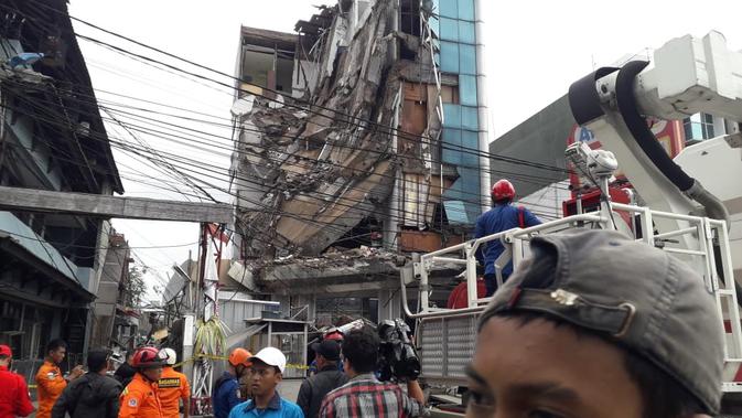 Gedung empat lantai di Slipi, Jakarta Barat ambruk. (Dok Istimewa)