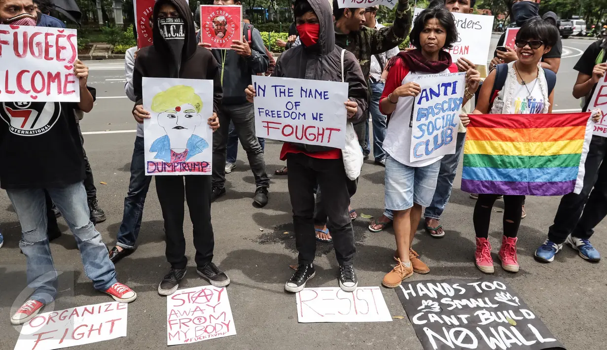 Sejumlah masa aksi dari pegiat HAM melakukan unjuk rasa di depan kantor Kedutaan Besar AS, di Jakarta Sabtu (4/2). Mereka mendesak agar Presiden Donald Trump mencabut kebijakan yang merugikan imigran muslim. (Liputan6.com/Fery Pradolo)